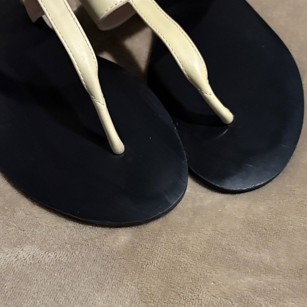 Gucci Women's Sandals with Cream Strap and Black Sole - Picture 4 of 7